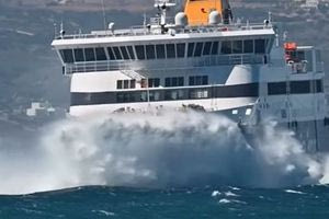 Blue Star Naxos: Εικόνες κόβουν την ανάσα – Η άνιση μάχη με τα κύματα, εν μέσω απαγορευτικού