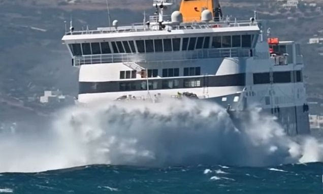 Blue Star Naxos: Εικόνες κόβουν την ανάσα – Η άνιση μάχη με τα κύματα, εν μέσω απαγορευτικού