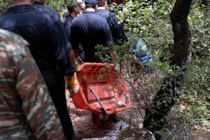 Χωρίς τις αισθήσεις του ο άνδρας που εγκλωβίστηκε σε σπηλιά 22 μέτρων στη Λάρισα