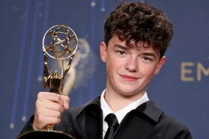 Emmys 2025: Ο 15χρονος Όουεν Κούπερ του «Adolescence» έγινε ο νεότερος νικητής βραβείου