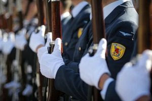 Το νέο μισθολόγιο των ένστολων – Αναλυτικά οι πίνακες