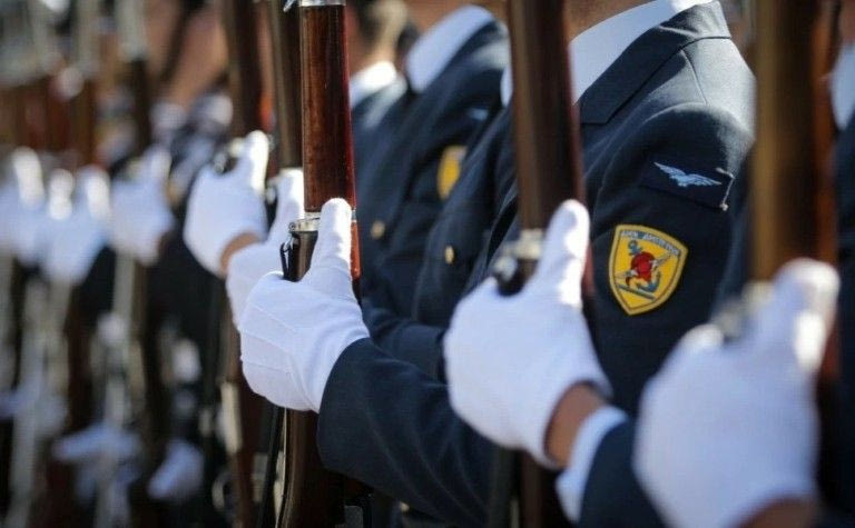 Το νέο μισθολόγιο των ένστολων – Αναλυτικά οι πίνακες