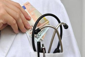 Νέα καταγγελία για φακελάκι σε δημόσιο νοσοκομείο: «Μου ζήτησαν 100 ευρώ για να περάσω στα Επείγοντα»