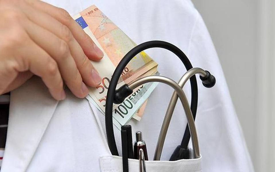 Νέα καταγγελία για φακελάκι σε δημόσιο νοσοκομείο: «Μου ζήτησαν 100 ευρώ για να περάσω στα Επείγοντα»