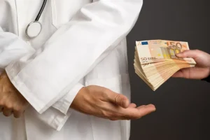 Πιέζουν ασθενείς για τα φακελάκια  :«Συγγενείς δεν έχεις; Μάζεψε όσα λεφτά μπορείς και φέρτα»