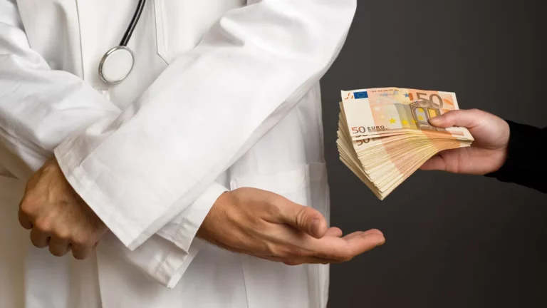 Πιέζουν ασθενείς για τα φακελάκια  :«Συγγενείς δεν έχεις; Μάζεψε όσα λεφτά μπορείς και φέρτα»