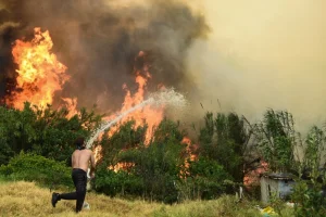 Reuters: Γηρασμένο ηλεκτρικό δίκτυο και ανεπαρκής συντήρηση «ανάβουν» τις φωτιές στην Ελλάδα