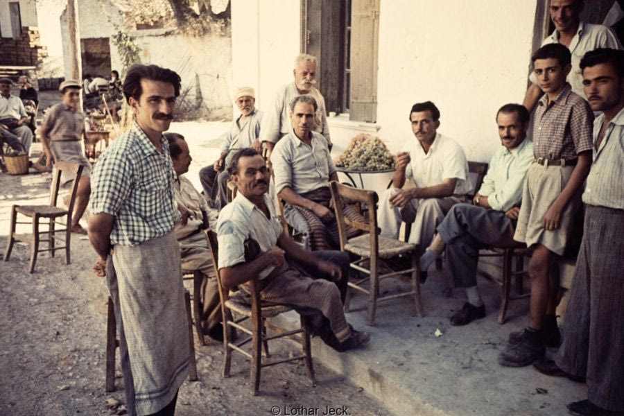 Σκηνή έξω από καφενείο στην Κρήτη