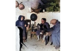 Παρέα σε χωριό της Κρήτης με ένα μικρό γαϊδουράκι