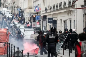 Έκρυθμη η κατάσταση στους δρόμους της Γαλλίας – Στις φλόγες εστιατόριο στο κέντρο του Παρισιού