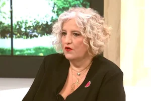 Μάρθα Φριντζήλα: Τής ζήτησαν να βγάλει την καρφίτσα – σύμβολο υπέρ της Παλαιστίνης