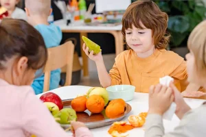 Νέες οδηγίες του Υπουργείου Υγείας για τη διατροφή σε δημόσιους και ιδιωτικούς βρεφονηπιακούς σταθμούς