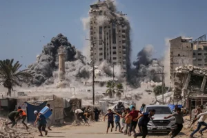 Παλαιστίνιοι εγκαταλείπουν τη Γάζα – Συνεχίζεται η χερσαία επιχείρηση του Ισραήλ