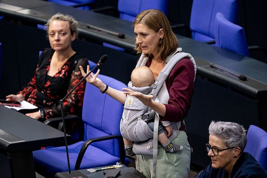 Γερμανία: Bουλευτής μίλησε με το μωρό της αγκαλιά μέσα στη Βουλή – Δείτε το video