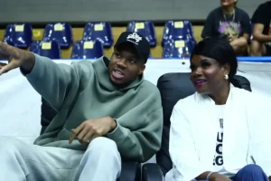 Ο Γιάννης Αντετοκούνμπο πήρε την μητέρα του και πήγαν να δουν το ματς Περιστέρι – Άρης