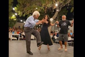 Σχοινούσα: Θλίψη για τον κυρ Γιώργο που έγινε viral χορεύοντας με την εγγονή του – Πέθανε στα 92 του