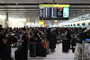 Συνέλαβαν άνδρα για την κυβερνοεπίθεση που προκάλεσε χάος στις πτήσεις στο αεροδρόμιο Χίθροου