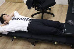 Στην Ιαπωνία το να κοιμάσαι στη δουλειά δεν είναι ένδειξη τεμπελιάς, αλλά ακριβώς το αντίθετο