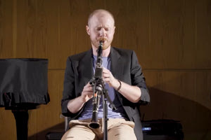 Ένας Ελληνοσουηδός έκανε το ίντερνετ να συγκινηθεί παίζοντας μοιρολόι με το κλαρίνο του (βίντεο)