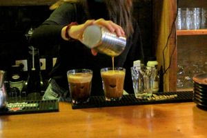 Γιατί ο καφές έξω έχει γίνει τόσο ακριβός