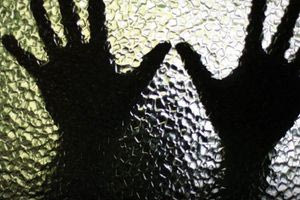 Ηράκλειο: Συγκλονίζει θύμα ενδοοικογενειακής βίας – «Με έκαιγε με τσιγάρο και καυτό σίδερο»