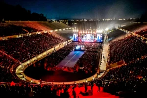 «Πλημμύρισε» από κόσμο το Καλλιμάρμαρο για τη συναυλία-αφιέρωμα στον Γρηγόρη Μπιθικώτση