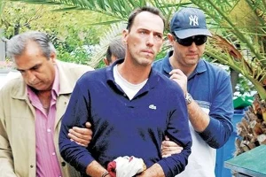 Ο Έλληνας μουσικός που τσιμέντωσε τη γυναίκα του στο πάρκο που έπαιζαν τα παιδιά τους: Έμεινε στη φυλακή μόνο 7 χρόνια