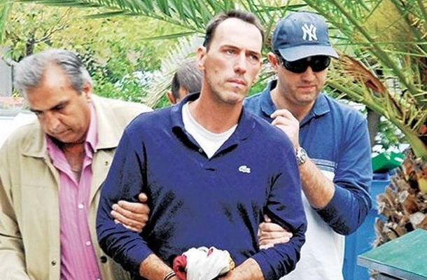 Ο Έλληνας μουσικός που τσιμέντωσε τη γυναίκα του στο πάρκο που έπαιζαν τα παιδιά τους: Έμεινε στη φυλακή μόνο 7 χρόνια