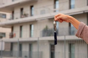 Παράνομα και νόμιμα airbnb ρίχνουν τις πληρότητες στα ξενοδοχεία – video