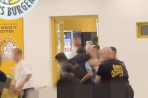 Μύκονος: Απίστευτο ξύλο μεταξύ αστυνομικών και μεθυσμένων Ιταλών τουρίστων έξω από κατάστημα εστίασης (βίντεο)