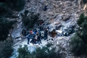 Λάρισα: Απεγκλωβίστηκε σώος από την σπηλιά ο 53χρονος που έψαχνε λίρες – Γιγαντιαία επιχείρηση της Πυροσβεστικής