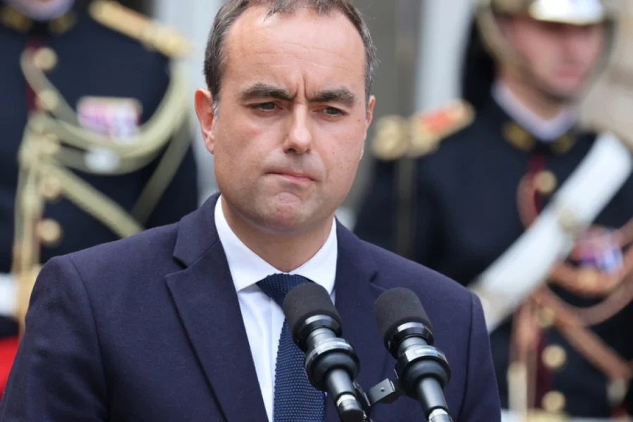 Κάνει πίσω για την κατάργηση των αργιών ο νέος Γάλλος πρωθυπουργός