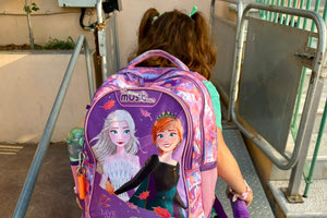 Η μικρή Μέιμπελ Αργυρώ δεν μπορεί να πάει στο σχολείο της και στέλνει μήνυμα στην Σ. Ζαχαράκη (video)