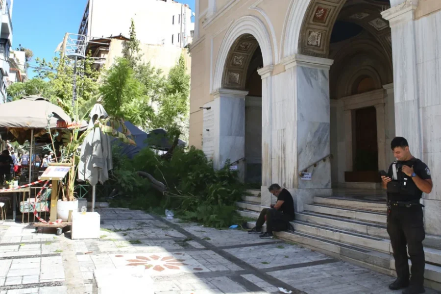 Έπεσε δέντρο στην πλατεία Αγίας Ειρήνης, στο κέντρο της Αθήνας