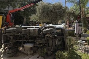 Γερανός έπεσε πάνω σε καφετέρια στη Γλυφάδα