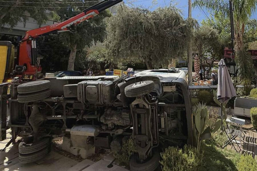 Γερανός έπεσε πάνω σε καφετέρια στη Γλυφάδα