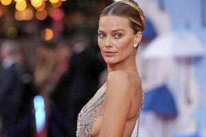 H Μάργκοτ Ρόμπι πιο εκθαμβωτική από ποτέ με το διάφανο αριστούργημα του Giorgio Armani