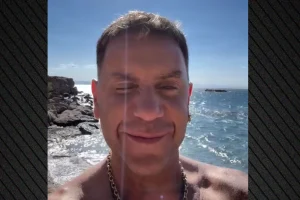 Το μήνυμα του Γιώργου Μαζωνάκη από την παραλία: Ελάτε να κάνετε καμία βουτιά και αφήστε τις μ…