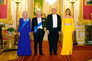 «Γιατί η Μελάνια ντύθηκε σαν μπανάνα;»: Το κίτρινο φόρεμα με τους έξω ώμους στο δείπνο του Ουίνδσορ που σχολιάστηκε