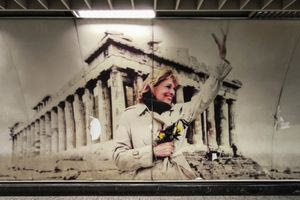 Θα αντικατασταθεί η φωτογραφία της Μελίνας Μερκούρη που βανδαλίστηκε στον σταθμό του Μετρό «Ακρόπολη» – Δείτε φωτογραφίες