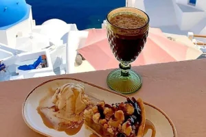 «Μηλόπιτα και φραπές στην Σαντορίνη» -Το Taste Atlas αποθεώνει… ξανά την Ελλάδα