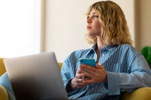 Minimal living & maximal joy: Πώς η απλότητα στον σχεδιασμό φέρνει την ευτυχία στο σπίτι