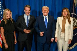 Συνάντηση Μητσοτάκη – Τραμπ στην δεξίωση του προέδρου των ΗΠΑ, μαζί τους Μαρέβα Γκραμπόφσκι και Μελάνια