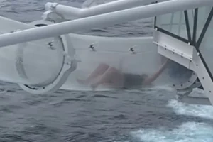 Τρόμος για επιβάτη κρουαζιερόπλοιου: Κόλλησε σε νεροτσουλήθρα πάνω από τον ωκεανό – Το βίντεο που συγκέντρωσε 7 εκατ. views