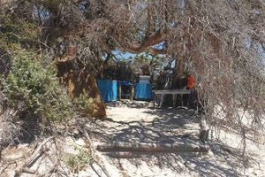 Παρά τις απαγορεύσεις επέστρεψαν στη νήσο Χρυσή οι καλύβες – Επίκειται επιχείρηση για την απομάκρυνσή τους