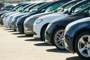 Ηράκλειο: Τι ψάχνουν οι Αρχές για το κρυφό γκαράζ με τα κλεμμένα οχήματα σε αποθήκη συνεργείου