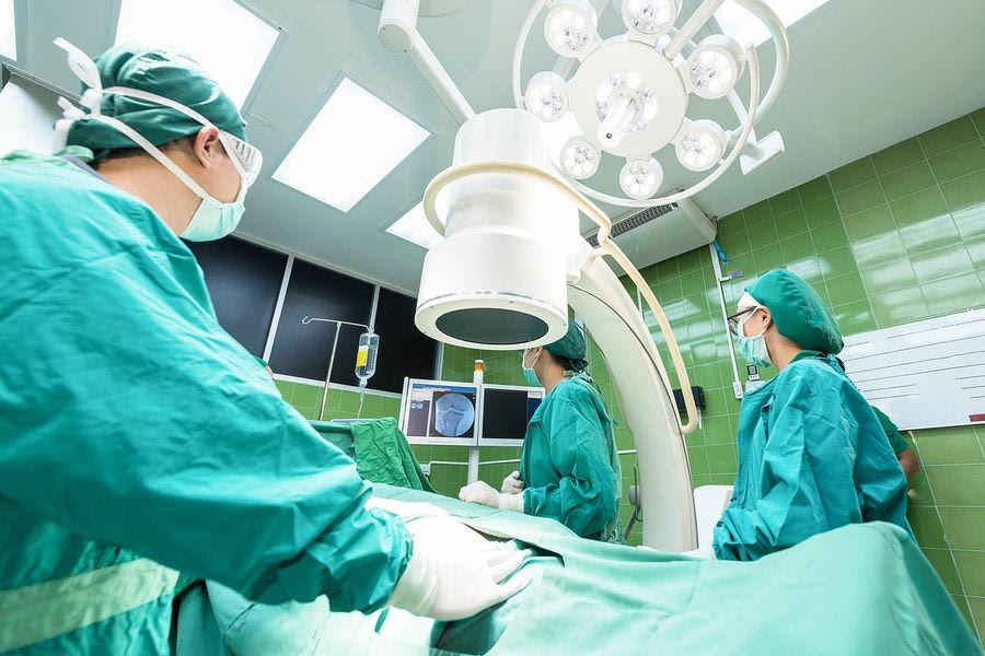 Κατηγορείται για δηλητηρίαση 30 ασθενών μέσα στα χειρουργεία