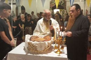 Πλήθος κόσμου συρρέει στην Παναγία την Αντιφωνήτρια στα Μυριοκέφαλα (φωτογραφίες)