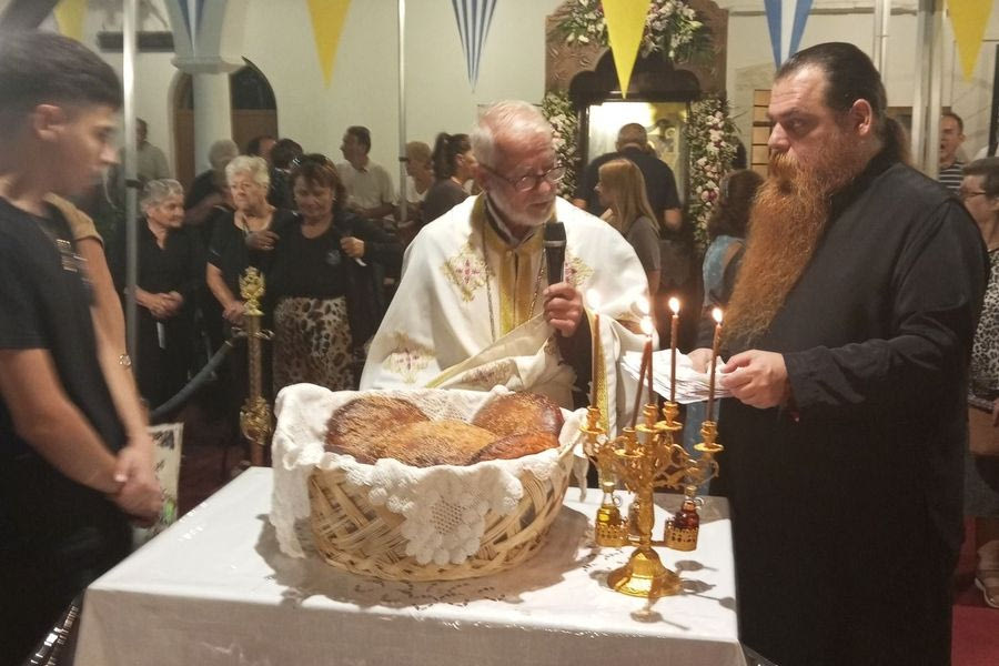 Πλήθος κόσμου συρρέει στην Παναγία την Αντιφωνήτρια στα Μυριοκέφαλα (φωτογραφίες)