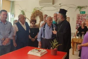 Πάρτι έκπληξη σε Ρεθυμνιώτη που έγινε 100 ετών – «Παρών» και ο Μητροπολίτης Πρόδρομος